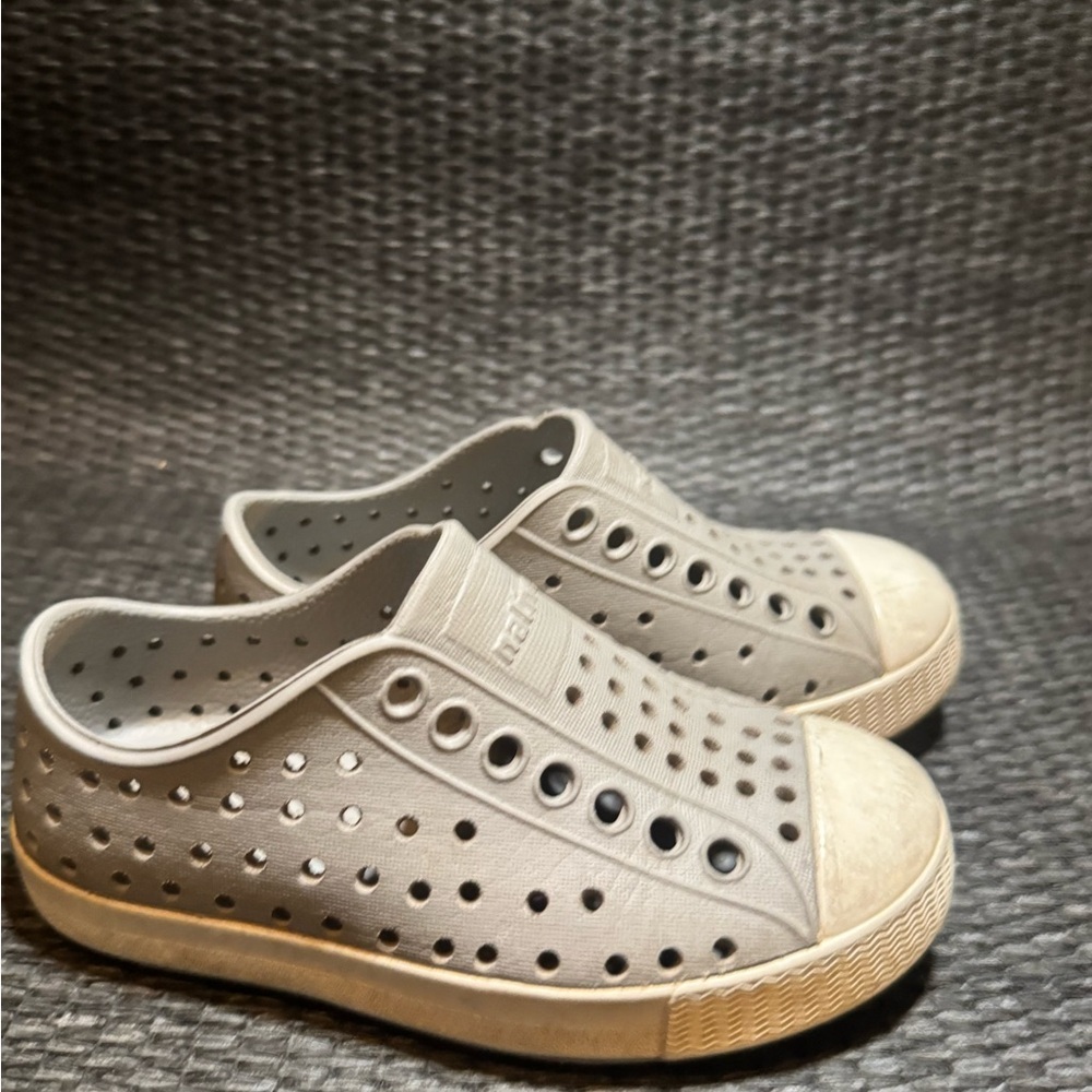 Native Kids Water Shoes in Light Gray - Picture 2 of 7
